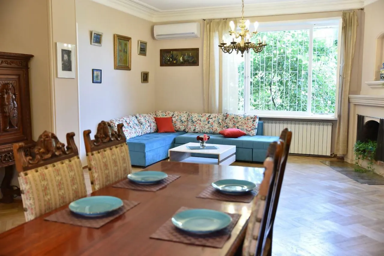 3 Bd App With Cozy Garden Lägenhet Tbilisi