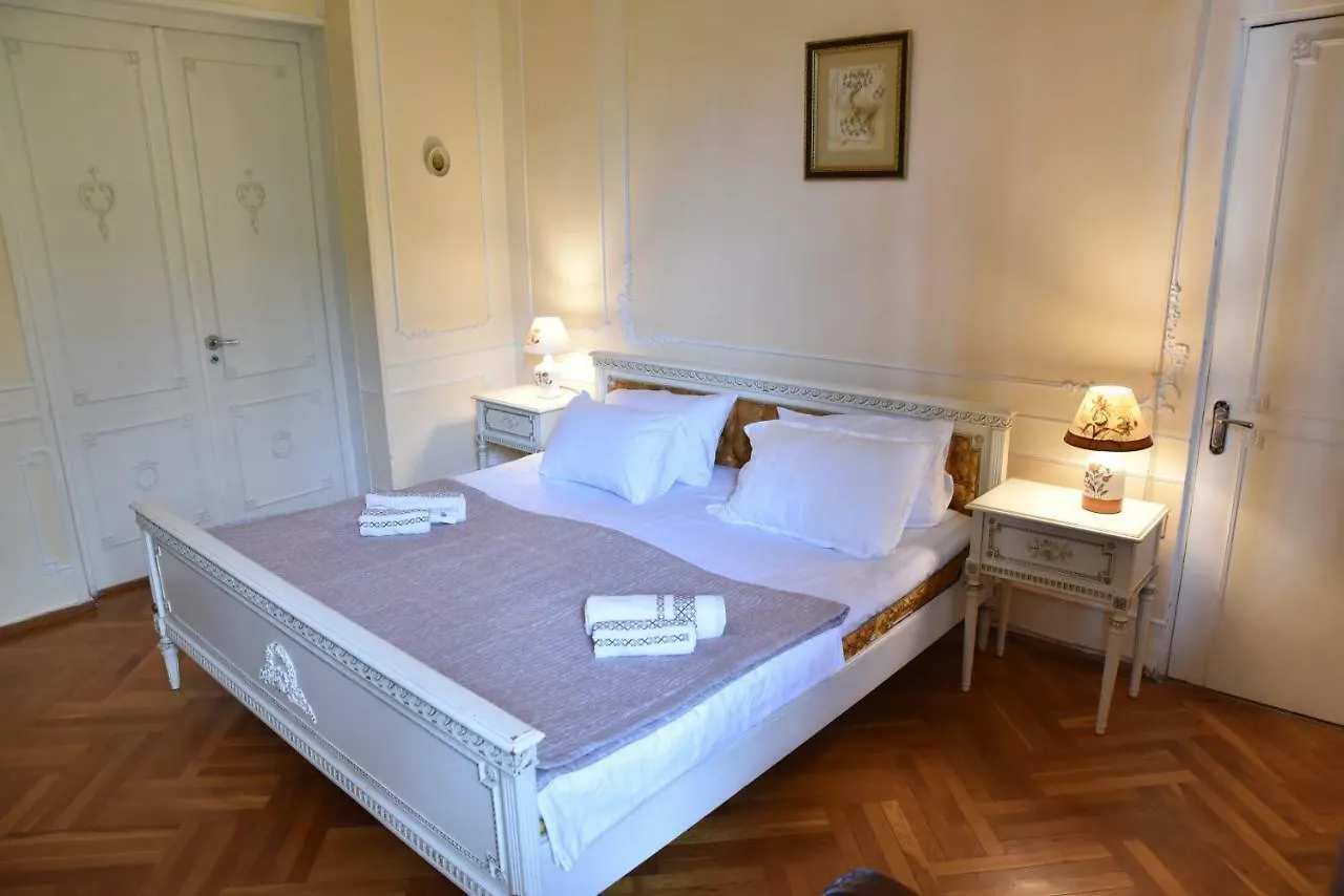 3 Bd App With Cozy Garden Lägenhet Tbilisi 0*,