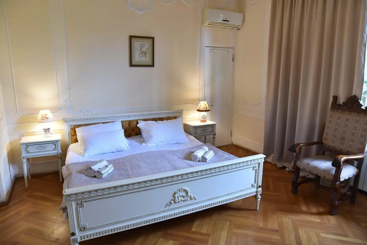 3 Bd App With Cozy Garden Lägenhet Tbilisi