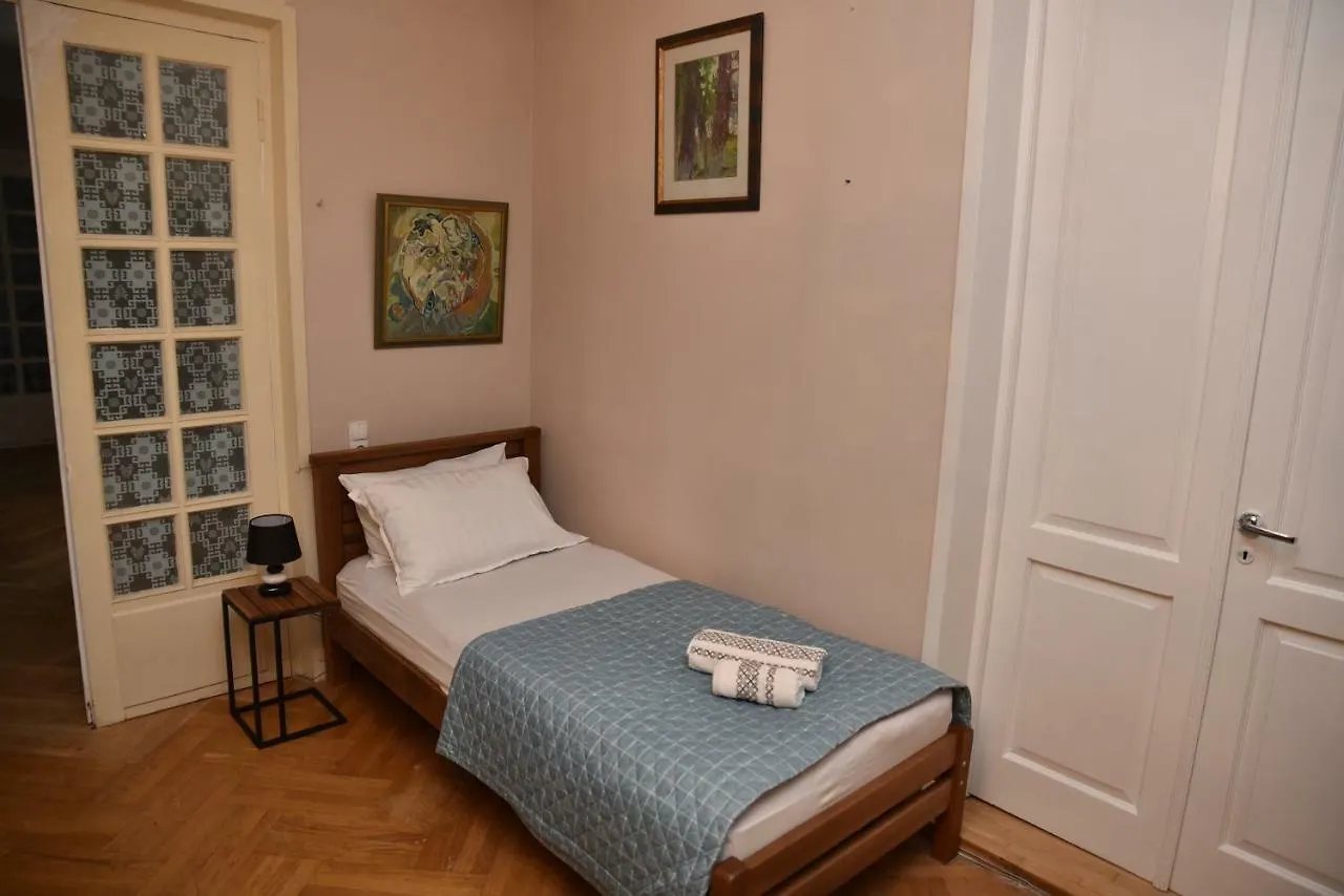 3 Bd App With Cozy Garden Lägenhet Tbilisi