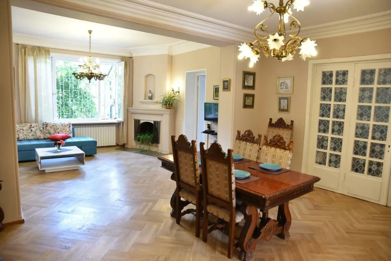3 Bd App With Cozy Garden Lägenhet Tbilisi