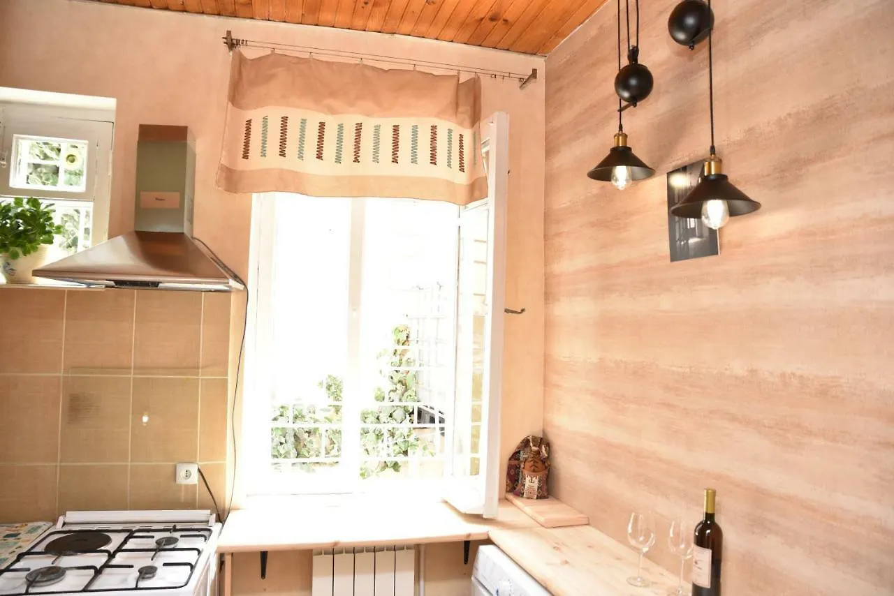 3 Bd App With Cozy Garden Lägenhet Tbilisi