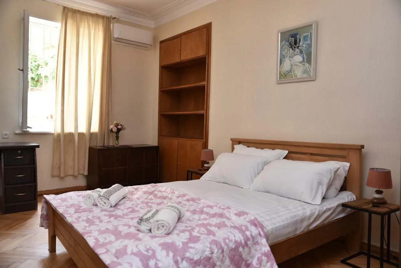 3 Bd App With Cozy Garden Lägenhet Tbilisi 0*,