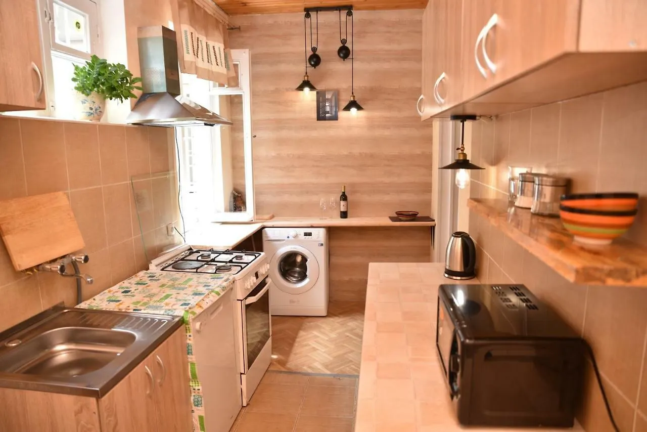 3 Bd App With Cozy Garden Lägenhet Tbilisi