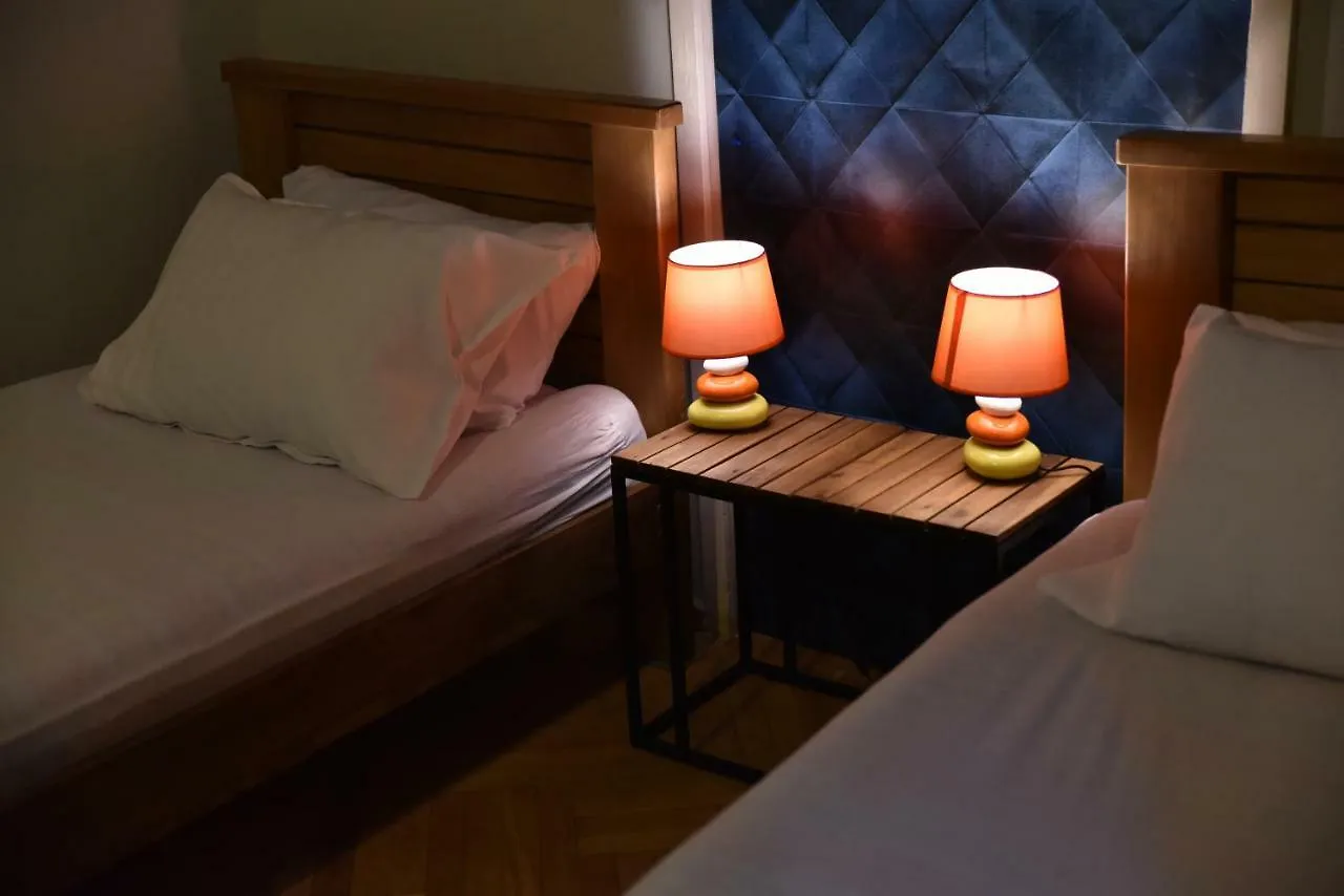 3 Bd App With Cozy Garden Lägenhet Tbilisi