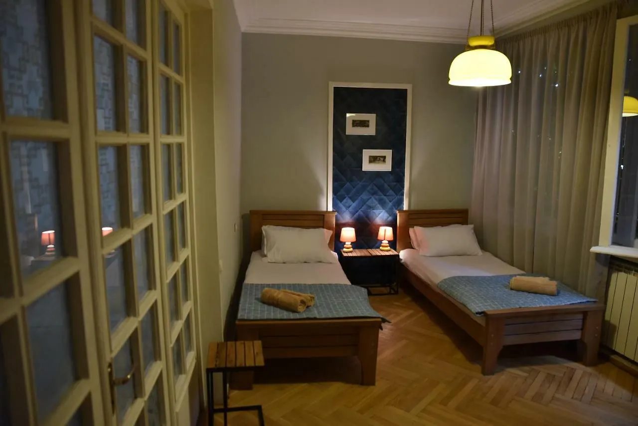 3 Bd App With Cozy Garden Lägenhet Tbilisi